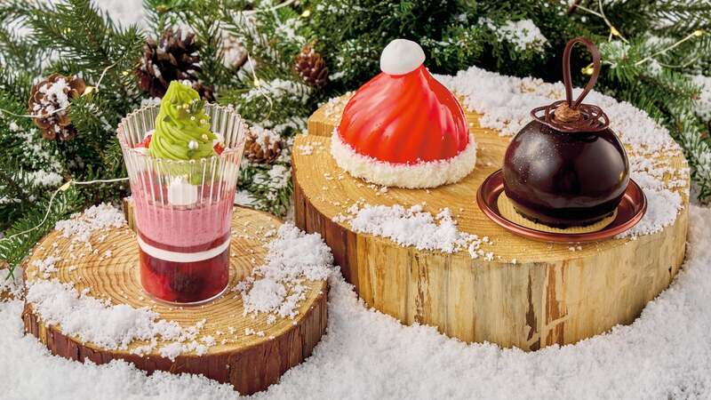 左から、クリスマス・パフェ 〜ベリー&ピスタチオ〜 サンタクロース 〜キャラメル&ラズベリー〜 ムース・オ・ショコラ 〜オランジェ&カルダモン〜 【販売場所】ビバリーヒルズ・ブランジェリー