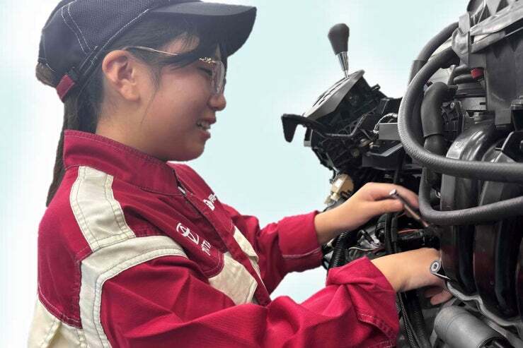 自動車整備士の仕事〜エンジン部品交換〜