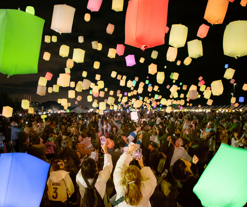 大磯まつり2025(「大磯スカイランタンフェスティバル」2024の様子)