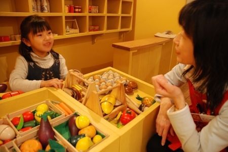 館内には遊び方を教えてくれる「おもちゃ学芸員」が常駐しています