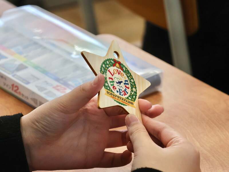 星形の間伐材オーナメント