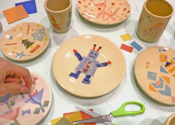 「陶芸のアトリエ」では、転写シートを切り貼りして、オリジナル食器が作成できます