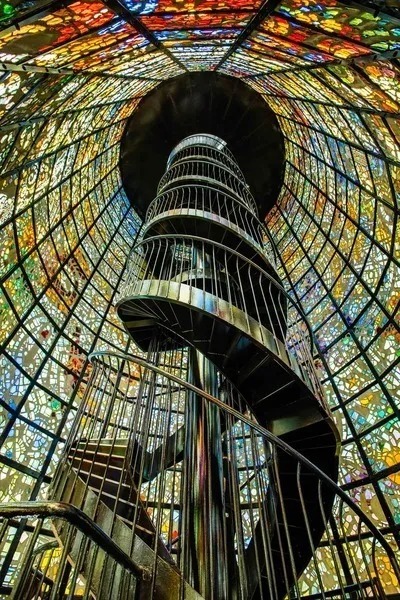 480枚のステンドグラスのパネルで壁面が構成された「幸せをよぶシンフォニー彫刻」