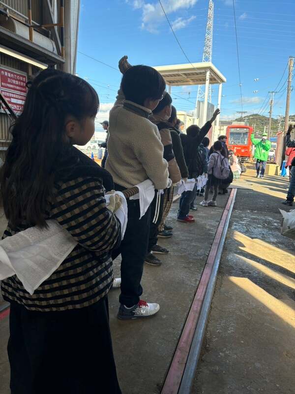 電車と綱引きイメージ
