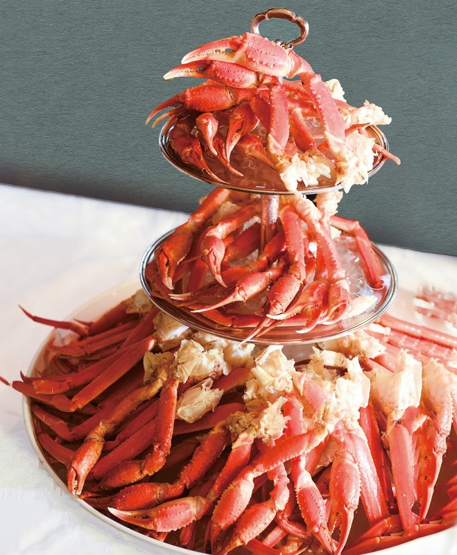 ディナータイムには、カニタワーにたっぷりと並んだズワイガニを好きなだけ味わえます