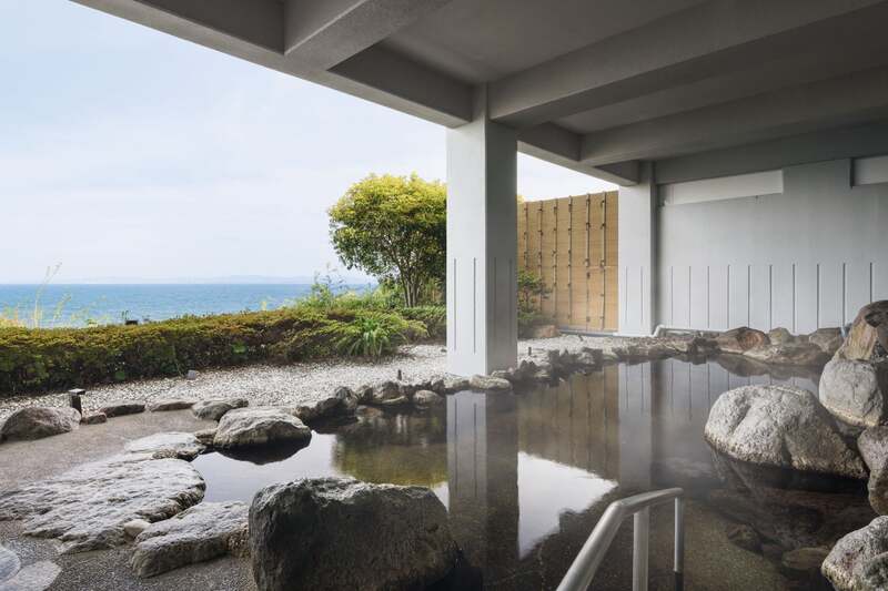 別府湾から昇る朝日を望む温泉露天風呂