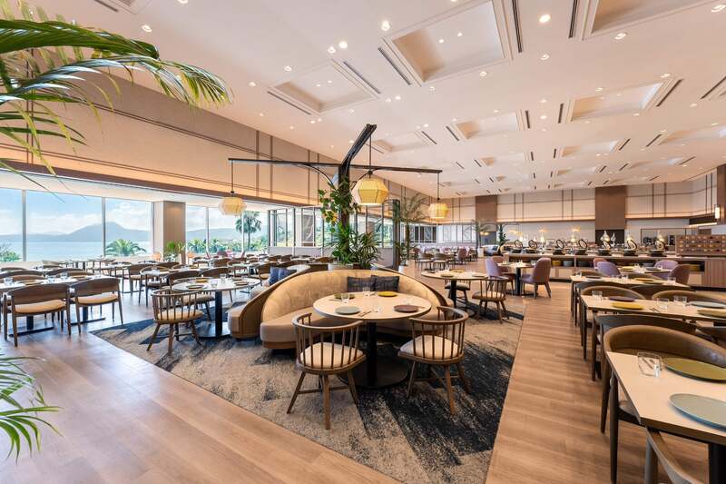 海を眺める開放的でモダンな内装のレストラン