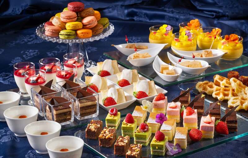 みずみずしいフルーツや多彩なケーキが並ぶデザートコーナー