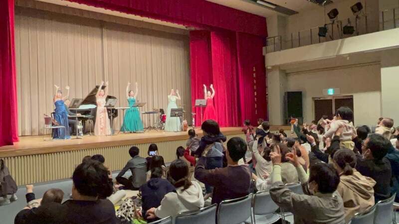 会場と一体となって、ふれあい遊びをするようす