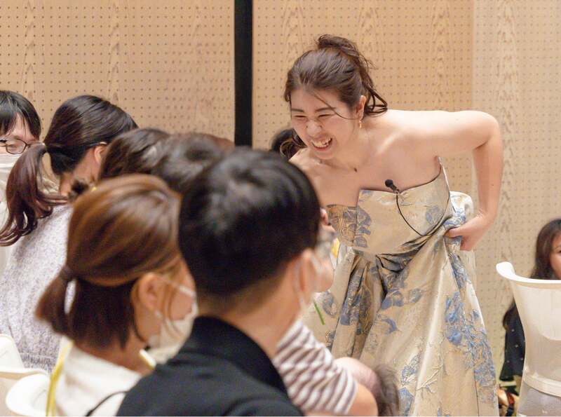 代表の森口美和子が歌いながら会場をまわるようす