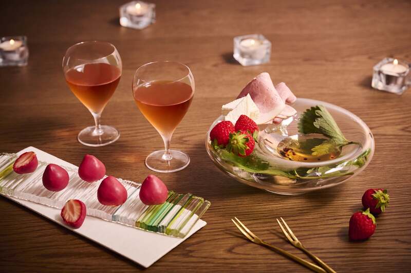 いちごのスパークリングといちごのおつまみ