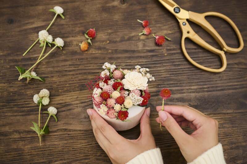 いちごのような見た目のドライフラワーでクラフト体験