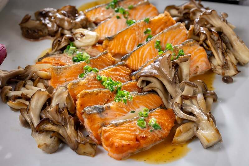 鮭の茸たっぷり山椒味噌ソース