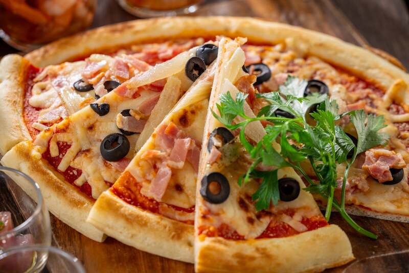 ベーコンと玉ねぎ ブラックオリーブのピザ