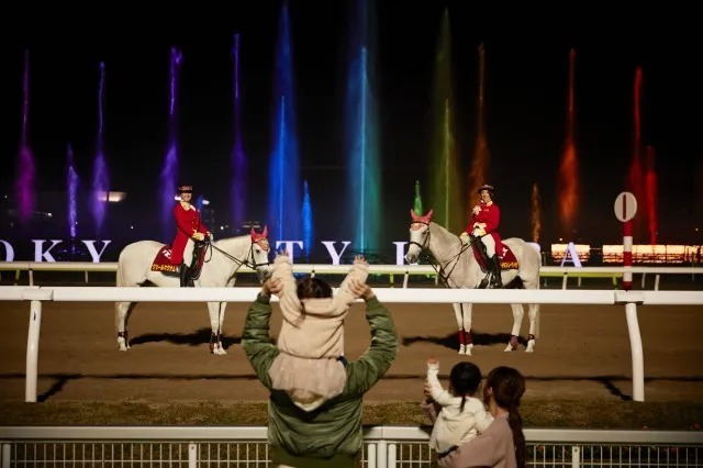 土日祝日および特定日限定の「誘導馬×噴水のショー」