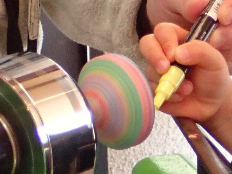 木工旋盤という木材を回転させる機械でコマ絵付け