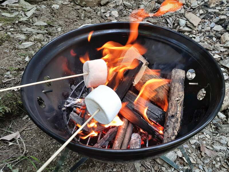 自分で焼いたマシュマロは格別。焚火を囲む幸せなひととき