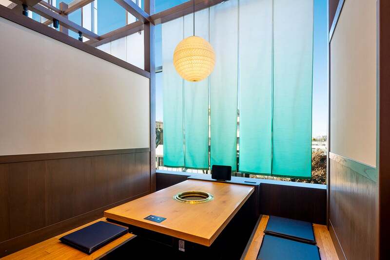 ゆったりとした掘り炬燵式の座敷席