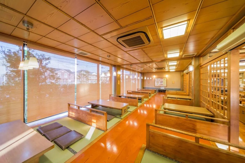 食事スペースにはテーブル席のほかに、お座敷席もあります