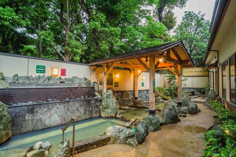 けやきや、かしの木に囲まれた緑豊かな空間でリラックス