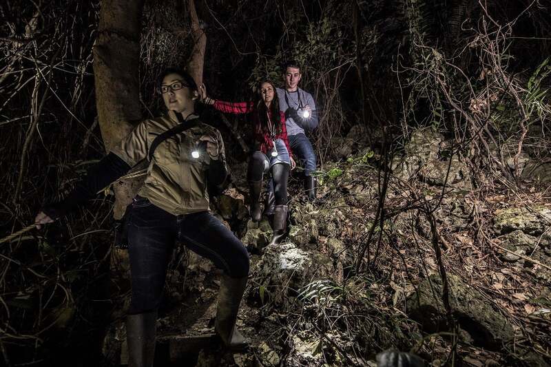 荒々しい岩肌を踏みしめて進んでいく