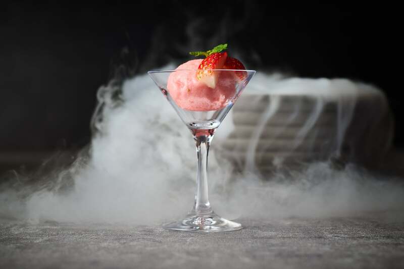 画像:液体窒素を使用した出来立てイチゴソルベ ※イメージ