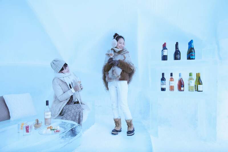 ホットドリンクなど氷のミニバーを楽しむ