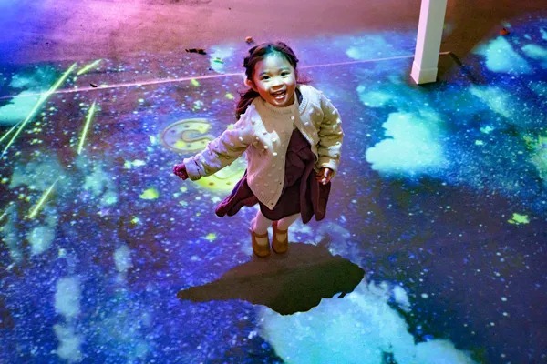 形を変えながら左右に動くカラフルな光「ムービングライト」も、子供はもちろん大人も夢中に!