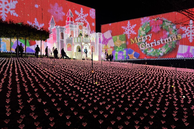 雪が降る!サンタが舞う!フラワーキャッスルの特別演出