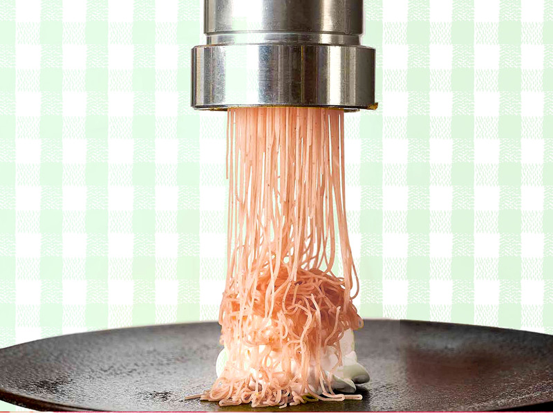 白あんベースのいちごクリームを目の前で極細に絞る「いちごモンブラン」は、ふんわりとした口溶けがたまりません