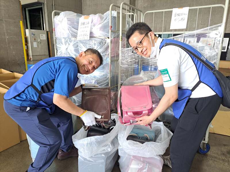 全国から集まったランドセルをボランティアの手で検品・梱包