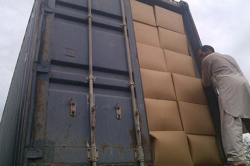 船を降りたランドセルは陸路で1〜2週間かけて各地域へ運ばれます