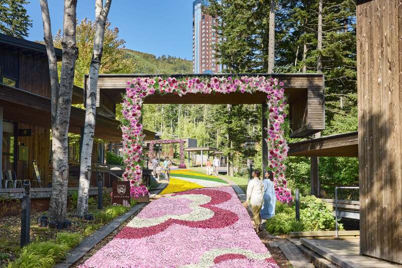 花咲くカーペットと花咲くアーチ