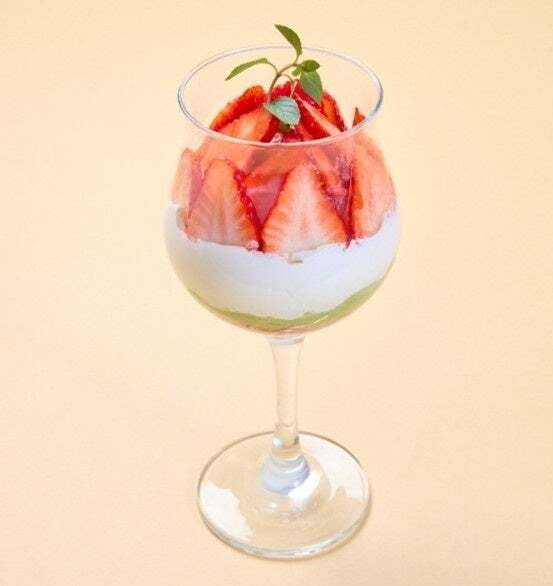 「紅ほっぺとやわらか抹茶杏仁豆腐のチャイナ パフェ」