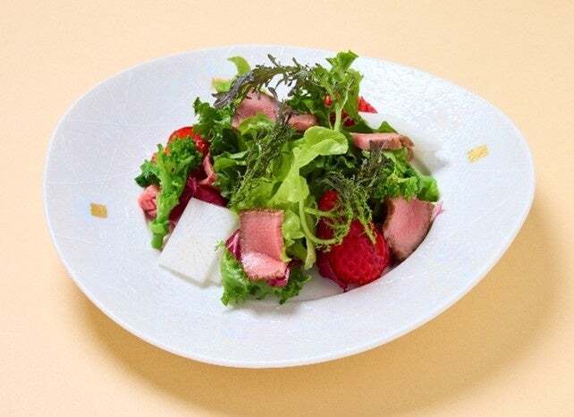 「紅ほっぺとローストビーフの春野菜サラダ」