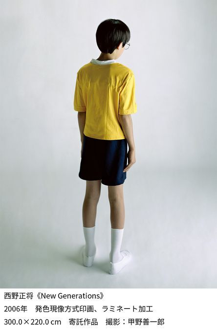 子どもも、おとなも! つくるわたしが、つくられる/後ろを向いて立っている人がみえます。表情は見えません。がらんとした場所で考えごとでもしているのでしょうか。子どものように見えるけれど大人かもしれません。あれ、この人どこかで見たことあるような気も...