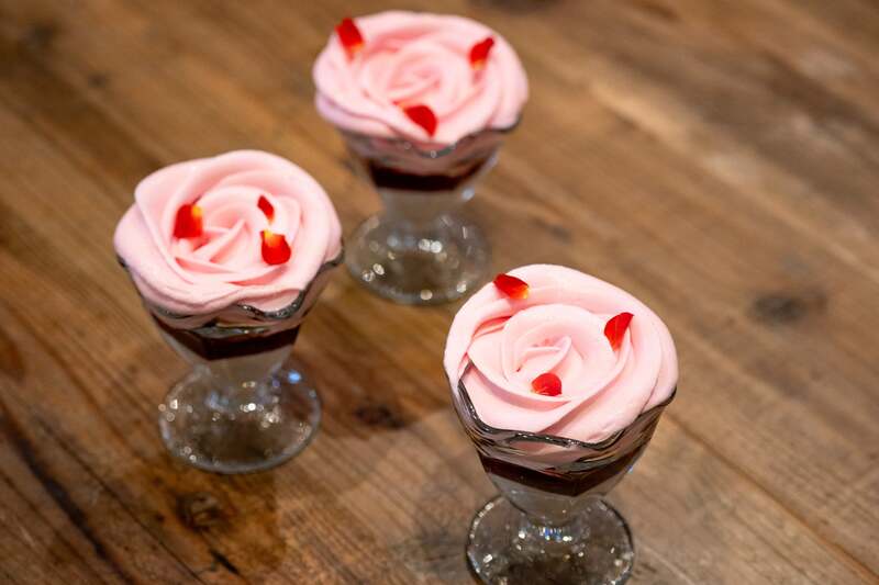 バレンタイン限定「ベリーソースとローズの花びらパフェ」 (2/1〜3/1)