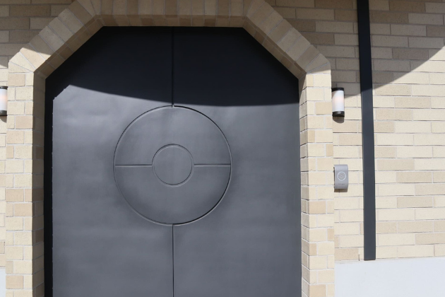 右側の認証リーダーに注目!