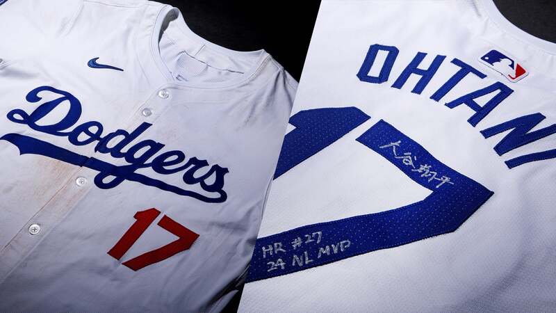 実際の試合の痕跡を色濃く残す汚れ、背番号に記された特別なインスクリプション