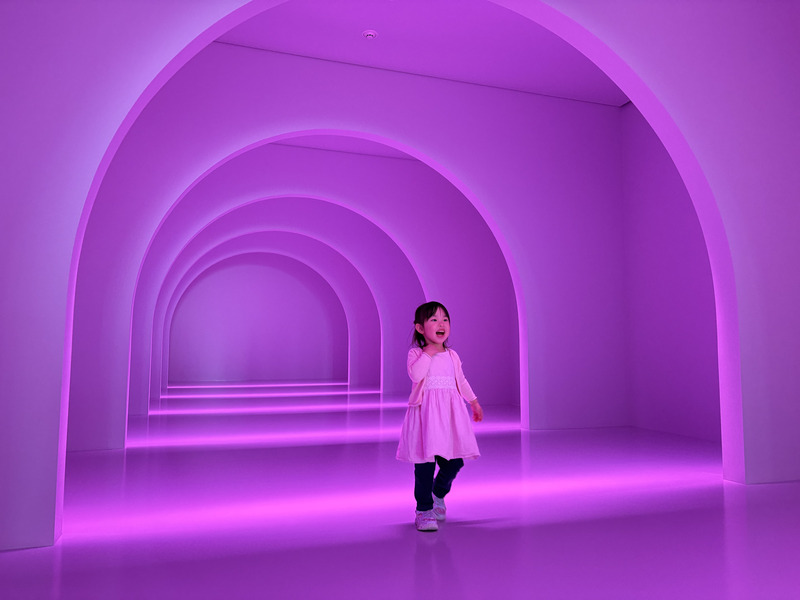 さまざまな色に変化するトンネルは、何度でも通りたくなる楽しみも