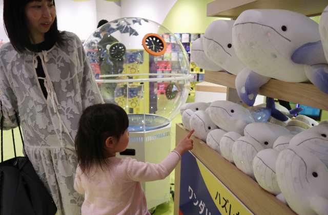 「これ欲しい!」と、みおちゃんも大注目の「ワンダリアぬいぐるみくじ」