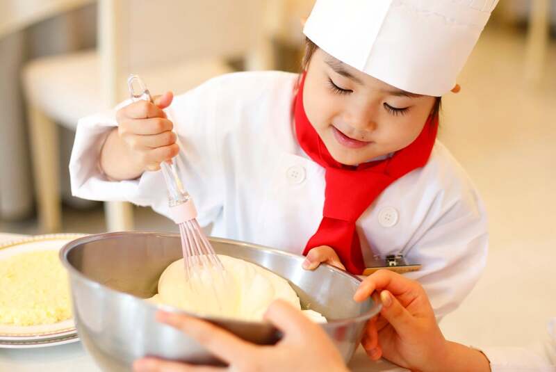 パティシエ体験などのプログラムを開催