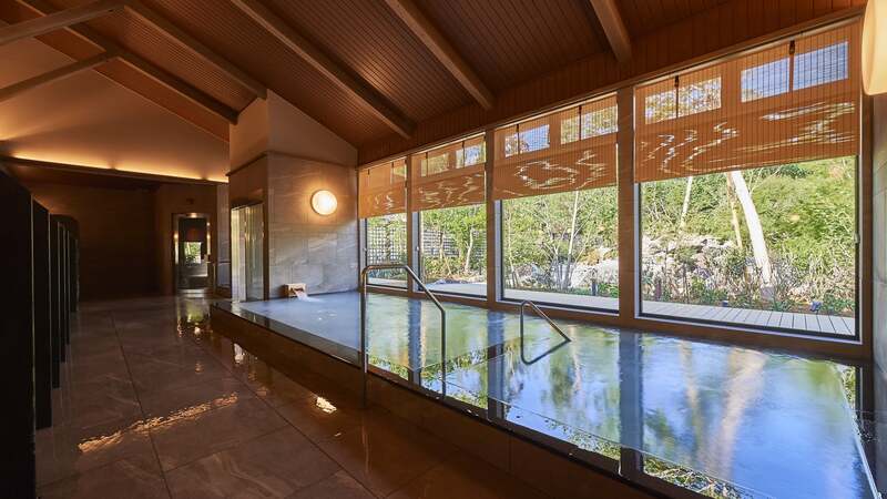 自然と調和する開放的な湯処