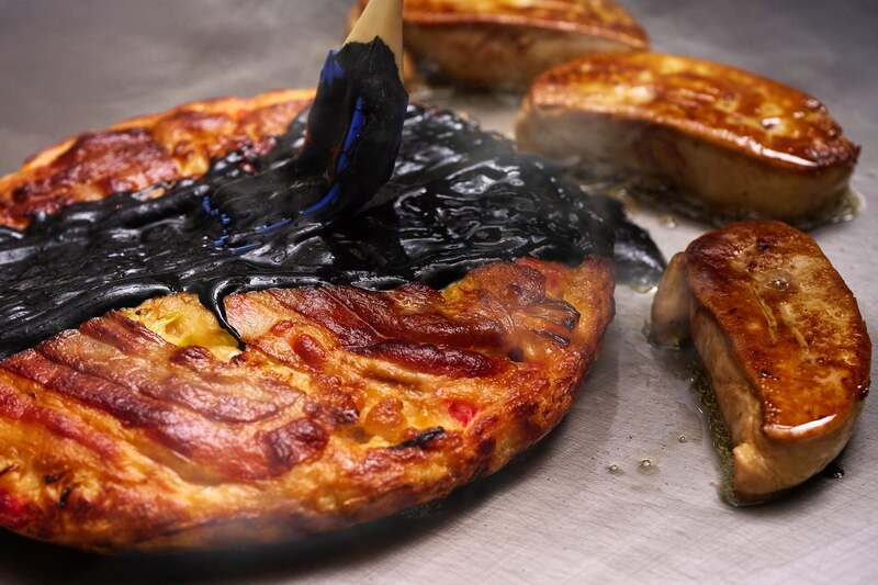 ブラックお好み焼き フォアグラ添え