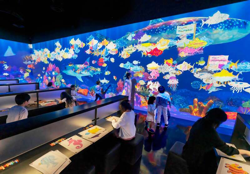 チームラボ《世界とつながったお絵かき水族館》(C) チームラボ ※参考画像