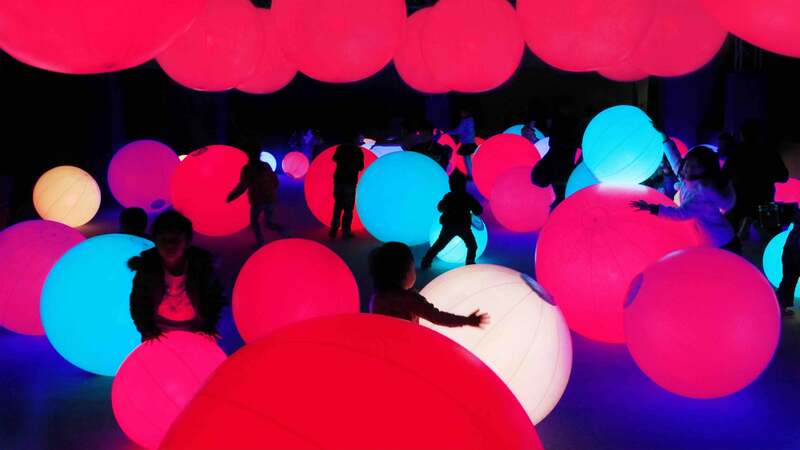 チームラボ《光のボールでオーケストラ》(C) チームラボ ※参考画像