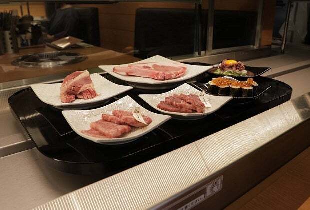 お肉が運ばれてくるワクワクの特急レーン