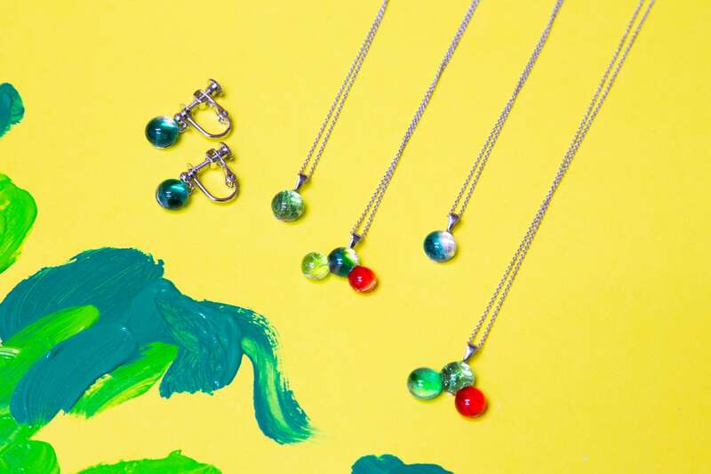 ayanofukumura×エリック・カール展 オリジナルガラスアクセサリー ネックレス・ピアス・イヤリング:各3,100円〜(税込)