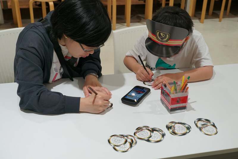 ロマンスカーのぬり絵缶バッジ作成やペーパークラフト体験
