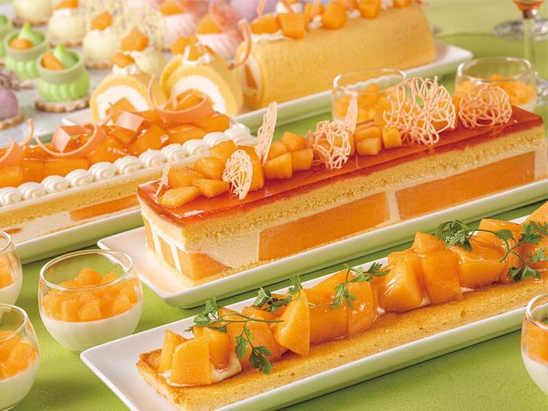 手前からタルト、フレジェ、ショートケーキ、ロールケーキ